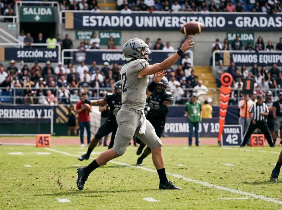 Quarterback universitario lanzando un pase largo durante una jugada ofensiva